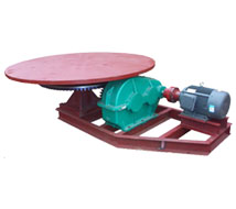 KR系列圓盤(pán)給料機(jī)由電動(dòng)機(jī)、減速機(jī)、大小傘齒輪、主軸和圓盤(pán)組成。